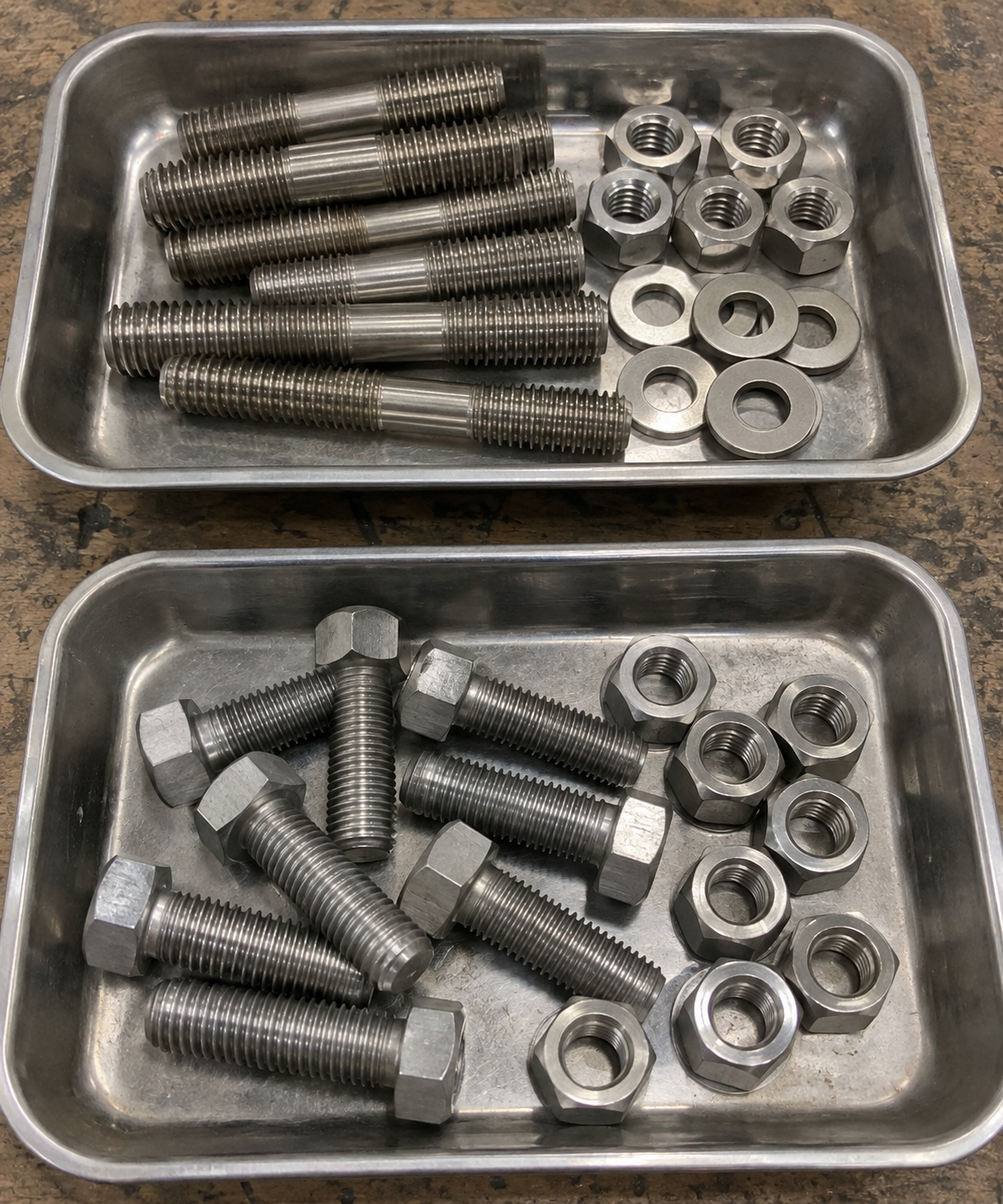 Bolts for high heat made from nickel alloys and heat-resistant stainless steel